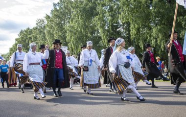 Tallinn, Estonya, 6 Temmuz 2019: Tallinn'de her 5 yılda bir düzenlenen 'laulupidu' şarkı festivali sırasında Pirita'daki şarkı festivali nde geleneksel estonya kıyafetleri içinde insanlar