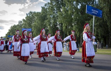 Tallinn, Estonya, 6 Temmuz 2019: Tallinn'de her 5 yılda bir düzenlenen 'laulupidu' şarkı festivali sırasında Pirita'daki şarkı festivali nde geleneksel estonya kıyafetleri içinde insanlar