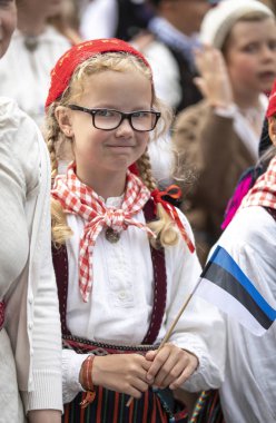 Tallinn, Estonya, 6 Temmuz 2019: Tallinn sokaklarında geleneksel Estonya giyim genç bayan
