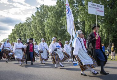 Tallinn, Estonya, 6 Temmuz 2019: Tallinn'de her 5 yılda bir düzenlenen 'laulupidu' şarkı festivali sırasında Pirita'daki şarkı festivali nde geleneksel estonya kıyafetleri içinde insanlar