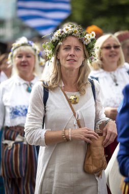 Tallinn, Estonya, 6 Temmuz 2019: Tallinn sokaklarında geleneksel giyimli kadınlar