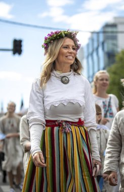 Tallinn, Estonya, 6 Temmuz 2019: Tallinn sokaklarında geleneksel giyimli kadın