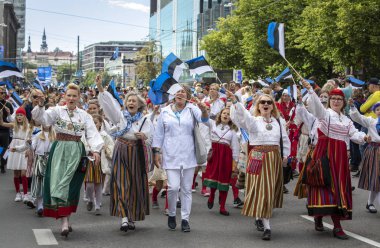 Tallinn, Estonya, 6 Temmuz 2019: Geleneksel giyimli insanlar Tallinn sokaklarında yürüyor