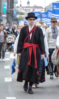 Tallinn, Estonya, 6 Temmuz 2019: Geleneksel giyimli insanlar Tallinn sokaklarında yürüyor