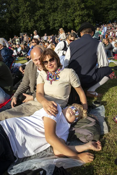 Tallinn, Estonya, 6 Temmuz 2019: 150 yıl öncesinden bu yana her 5 yılda bir düzenlenen 'laulupidu' adlı Estonya halk şarkıları festivalinde insanlar ülke tarihinin en önemli olayı