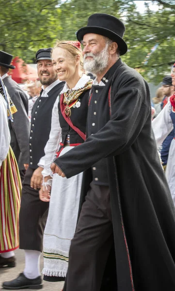 Tallinn Estonia Lipca 2019 Ludzie Tradycyjnej Odzieży Ulicach Tallina — Zdjęcie stockowe