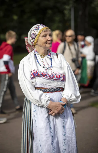 Tallinn Estonia Lipca 2019 Kobieta Tradycyjnym Estońskim Ubraniu Festiwalu Piosenki — Zdjęcie stockowe