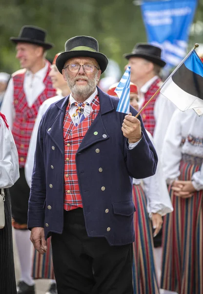 タリン エストニア 2019年7月6日 タリンで5年ごとに開催される歌祭 ラウルピド ピリタの歌祭会場で伝統的なエストニアの衣装を着た男性 — ストック写真