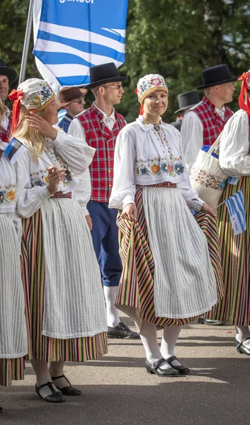 タリン エストニア 2019年7月6日 タリンの通りで伝統的な服を着た人々 — ストック写真