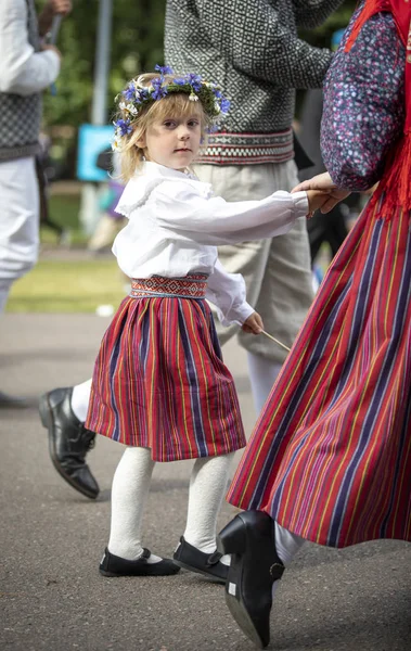 Таллинн Эстония Июля 2019 Года Девочка Традиционной Эстонской Одежде Песенном — стоковое фото