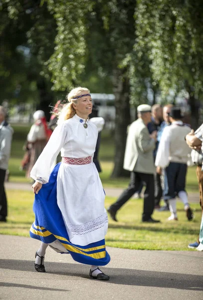 Tallinn Estonsko Červenec 2019 Žena Tradičním Estonském Oděvu Pozemcích Festivalu — Stock fotografie