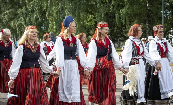 爱沙尼亚塔林 2019年7月6日 在塔林每5年举办一次的 Laulupide 歌曲节期间 在皮里塔的歌曲节场地上穿着传统爱沙尼亚服装的人们 — 图库照片