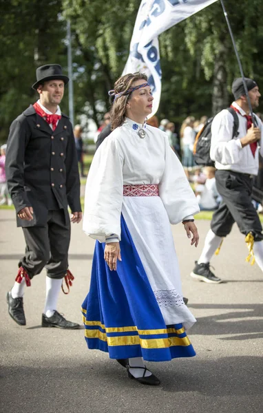 タリン エストニア 2019年7月6日 タリンで5年ごとに開催される歌祭 ラウルピド ピリタの歌祭会場で伝統的なエストニアの衣装を着た人々 — ストック写真