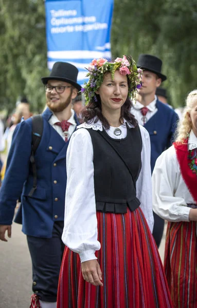 Tallinn, Estonya, 6 Temmuz 2019: Tallinn'de her 5 yılda bir düzenlenen 'laulupide' şarkı festivali sırasında Pirita'daki şarkı festivali nde geleneksel estonya kıyafetleri içinde insanlar