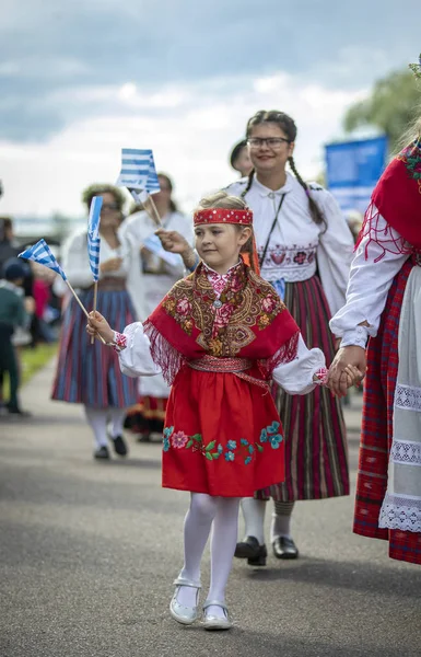 Tallinn Estonia Lipca 2019 Dziewczynka Rodzicami Tradycyjnej Estońskiej Odzieży Terenie — Zdjęcie stockowe
