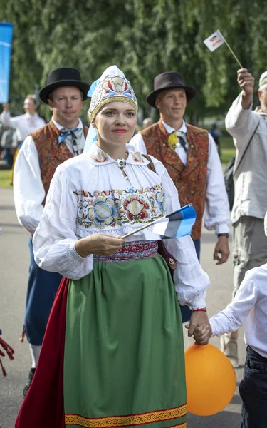 Tallinn, Estonya, 6 Temmuz 2019: Tallinn'de her 5 yılda bir düzenlenen 'laulupide' şarkı festivali sırasında Pirita'daki şarkı festivali nde geleneksel estonya kıyafetleri içinde insanlar