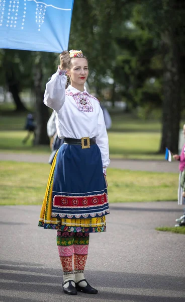 Tallinn Estonie Juillet 2019 Femme Vêtements Estoniens Traditionnels Dans Parc — Photo