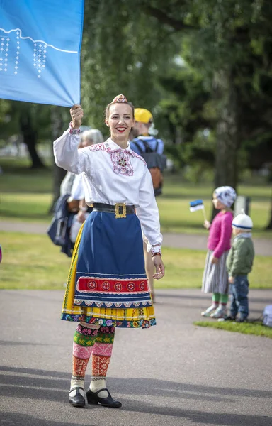 Tallinn Estonie Juillet 2019 Femme Vêtements Estoniens Traditionnels Dans Parc — Photo