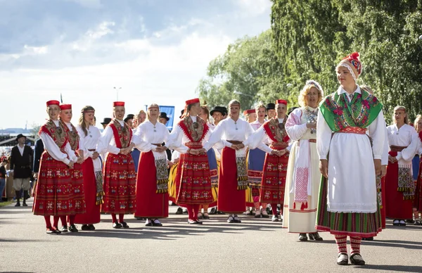 Tallinn, Estonya, 6 Temmuz 2019: Tallinn'de her 5 yılda bir düzenlenen 'laulupide' şarkı festivali sırasında Pirita'daki şarkı festivali nde geleneksel estonya kıyafetleri içinde insanlar