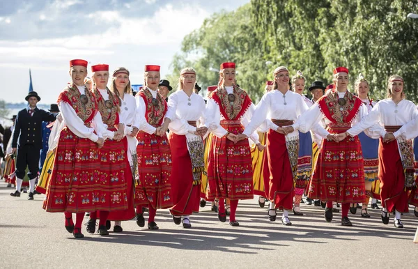 Tallinn, Estonya, 6 Temmuz 2019: Tallinn'de her 5 yılda bir düzenlenen 'laulupide' şarkı festivali sırasında Pirita'daki şarkı festivali nde geleneksel estonya kıyafetleri içinde insanlar