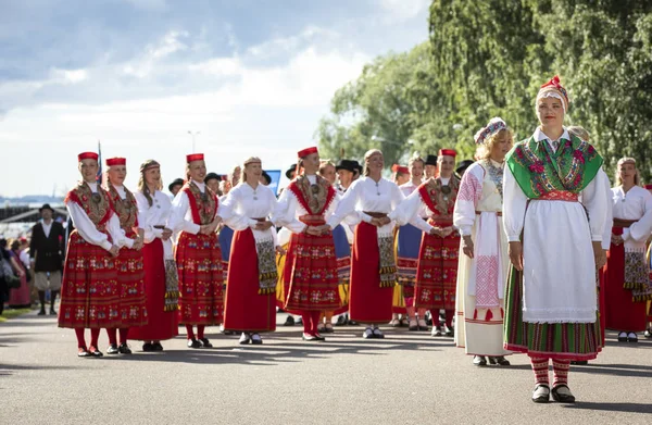 Tallinn, Estonya, 6 Temmuz 2019: Tallinn'de her 5 yılda bir düzenlenen 'laulupide' şarkı festivali sırasında Pirita'daki şarkı festivali nde geleneksel estonya kıyafetleri içinde insanlar