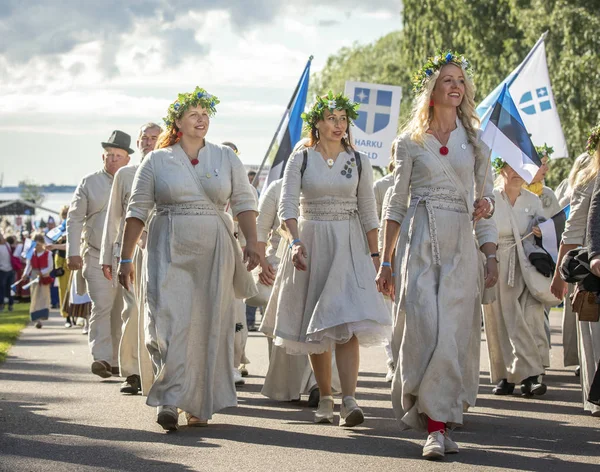 タリン エストニア 2019年7月6日 タリンで5年ごとに開催される歌祭 ラウルピド ピリタの歌祭会場で伝統的なエストニアの衣装を着た人々 — ストック写真