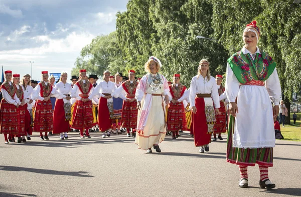Таллинн Эстония Июля 2019 Года Люди Традиционной Эстонской Одежде Песенном — стоковое фото