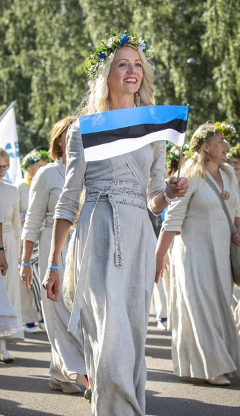 Tallinn, Estonya, 6 Temmuz 2019: Tallinn'de her 5 yılda bir düzenlenen 'laulupide' şarkı festivali sırasında Pirita'daki şarkı festivali nde geleneksel estonya kıyafetleri içinde insanlar