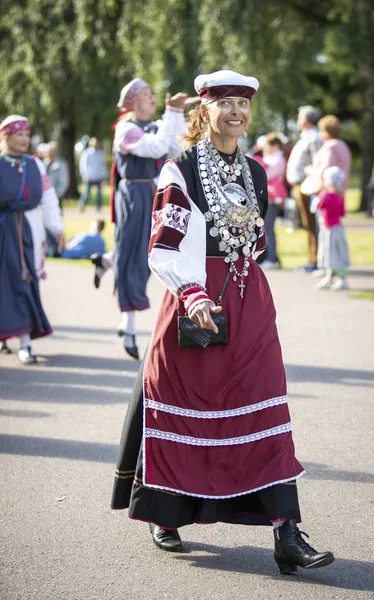 タリン エストニア 2019年7月6日 タリンで5年ごとに開催される歌祭 ラウルピド ピリタの歌祭会場で伝統的なエストニアの衣装を着た人々 — ストック写真