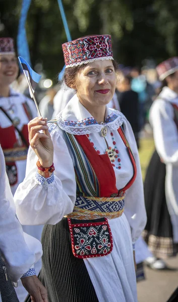 Tallinn Estonia Lipca 2019 Ludzie Tradycyjnej Odzieży Estońskiej Terenie Festiwalu — Zdjęcie stockowe