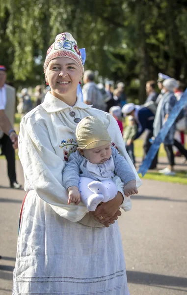 Tallin Estonia Julio 2019 Mujer Vestida Con Ropa Tradicional Estonia —  Fotos de Stock