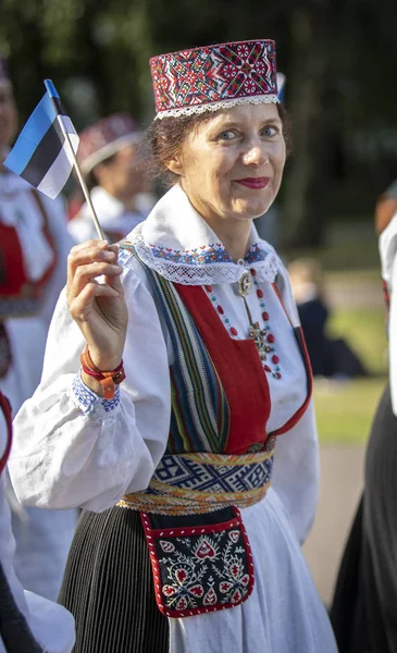 Таллинн Эстония Июля 2019 Года Женщина Традиционной Эстонской Одежде Песенном — стоковое фото