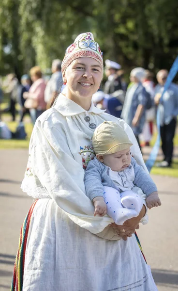 Tallinn, Estonya, 6 Temmuz 2019: Tallinn'de her 5 yılda bir düzenlenen 'laulupide' şarkı festivali sırasında Pirita'daki şarkı festivali nde geleneksel estonya giyimli kadın