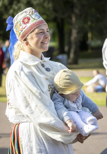 Tallinn, Estonya, 6 Temmuz 2019: Tallinn'de her 5 yılda bir düzenlenen 'laulupide' şarkı festivali sırasında Pirita'daki şarkı festivali nde geleneksel estonya giyimli kadın