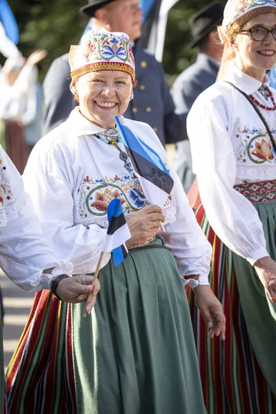 爱沙尼亚塔林 2019年7月6日 在塔林每5年举办一次的 Laulupidu 歌曲节期间 在皮里塔的歌节场地 穿着传统爱沙尼亚服装的妇女 — 图库照片