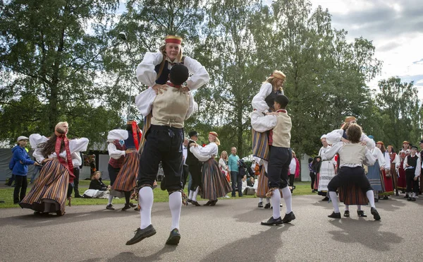 タリン エストニア 2019年7月6日 タリンで5年ごとに開催される歌祭 ラウルピド ピリタの歌祭会場で伝統的な衣装を着たエストニアの民族舞踊家 — ストック写真