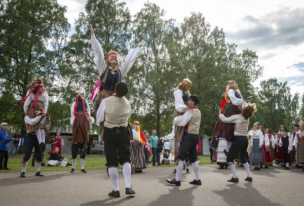 タリン エストニア 2019年7月6日 タリンで5年ごとに開催される歌祭 ラウルピド ピリタの歌祭会場で伝統的な衣装を着たエストニアの民族舞踊家 — ストック写真