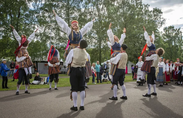 Tallinn, Estonya, 6 Temmuz 2019: Tallinn'de her 5 yılda bir düzenlenen 'laulupide' şarkı festivali sırasında Pirita'daki şarkı festivali nde geleneksel giyimli estonyalı halk dansçıları
