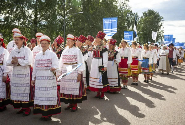Таллинн Эстония Июля 2019 Года Люди Традиционной Эстонской Одежде Песенном — стоковое фото