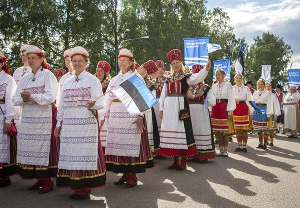 タリン エストニア 2019年7月6日 タリンで5年ごとに開催される歌祭 Laulupidu ピリタの歌祭会場で伝統的なエストニアの衣装を着た人々 — ストック写真
