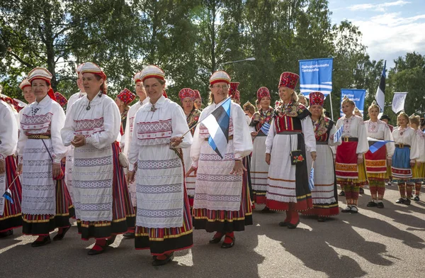 Tallinn, Estonya, 6 Temmuz 2019: Tallinn'de her 5 yılda bir düzenlenen 'laulupidu' şarkı festivali sırasında Pirita'daki şarkı festivali nde geleneksel estonya kıyafetleri içinde insanlar