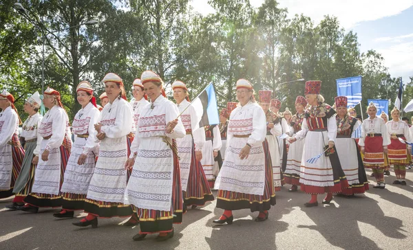 Tallinn, Estonya, 6 Temmuz 2019: Tallinn'de her 5 yılda bir düzenlenen 'laulupidu' şarkı festivali sırasında Pirita'daki şarkı festivali nde geleneksel estonya kıyafetleri içinde insanlar
