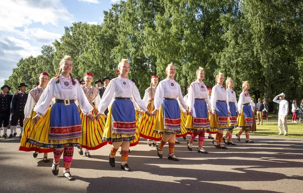 Tallinn, Estonya, 6 Temmuz 2019: Tallinn'de her 5 yılda bir düzenlenen 'laulupidu' şarkı festivali sırasında Pirita'daki şarkı festivali nde geleneksel estonya kıyafetleri içinde insanlar