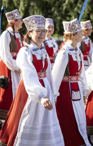 Tallinn, Estonya, 6 Temmuz 2019: Tallinn'de her 5 yılda bir düzenlenen 'laulupidu' şarkı festivali sırasında Pirita'daki şarkı festivali nde geleneksel estonya kıyafetleri içinde insanlar