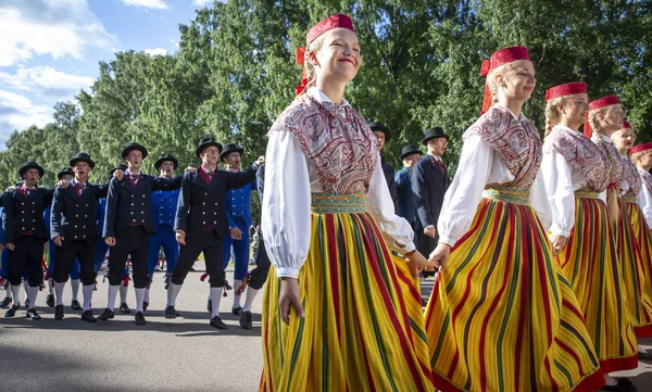 タリン エストニア 2019年7月6日 タリンで5年ごとに開催される歌祭 Laulupidu ピリタの歌祭会場で伝統的なエストニアの衣装を着た人々 — ストック写真