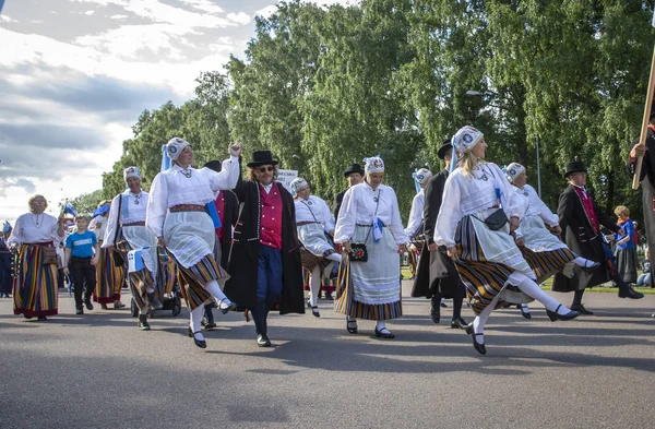 タリン エストニア 2019年7月6日 タリンで5年ごとに開催される歌祭 Laulupidu ピリタの歌祭会場で伝統的なエストニアの衣装を着た人々 — ストック写真