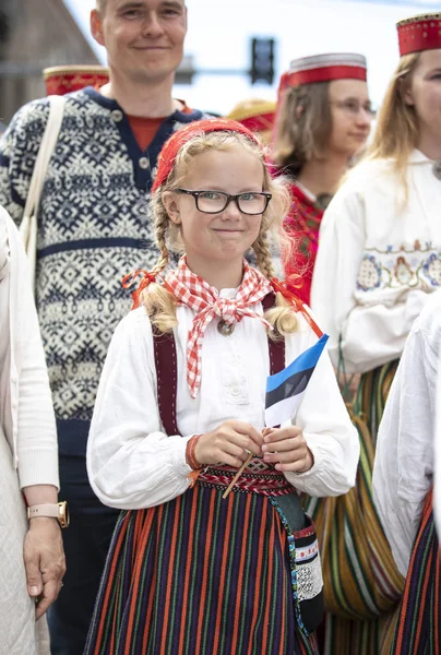 Tallinn Estonia Lipca 2019 Młoda Dama Tradycyjnej Estońskiej Odzieży Ulicach — Zdjęcie stockowe