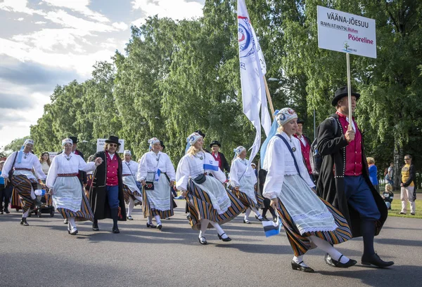 Tallinn, Estonya, 6 Temmuz 2019: Tallinn'de her 5 yılda bir düzenlenen 'laulupidu' şarkı festivali sırasında Pirita'daki şarkı festivali nde geleneksel estonya kıyafetleri içinde insanlar