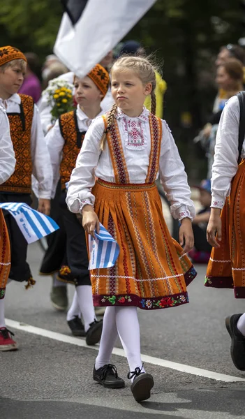 Tallinn Estonia Lipca 2019 Dzieci Tradycyjnej Odzieży Muhu Wyspie Ulicach — Zdjęcie stockowe