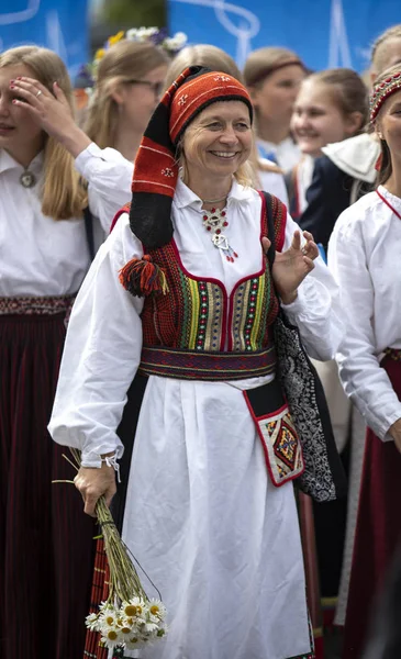 Tallin Estonia Julio 2019 Mujeres Vestidas Con Ropa Tradicional Las — Foto de Stock